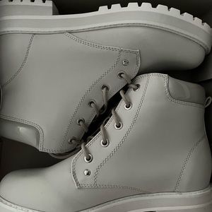 Brand new out of box Guess Graham Shoes